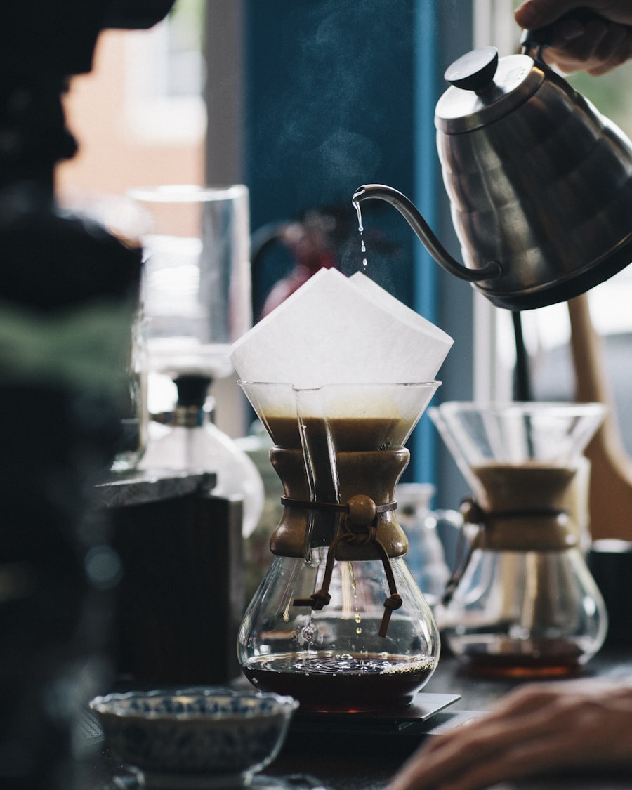Chemex ile filtre kahve demleyen barista